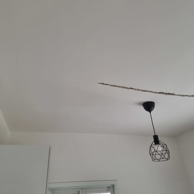 תקרה עם סדקים ותאורה תלויה