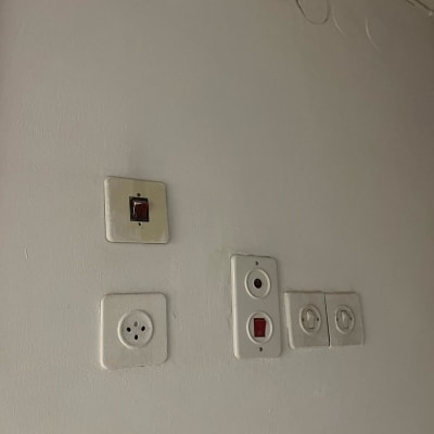 שקעים ומתגים על קיר לבן