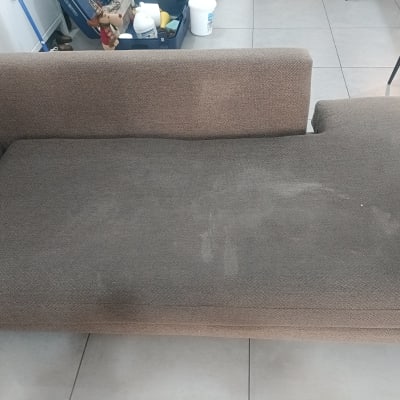 ספה חומה עם כתמים, מוצרי ניקוי ברקע