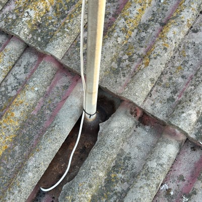 גג עם צינור וחוט חשמל