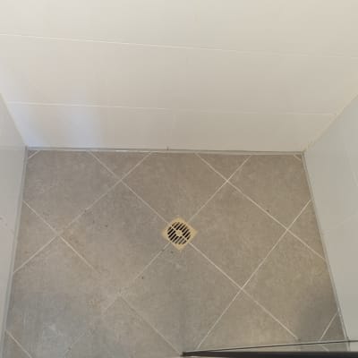 רצפת מקלחת עם ריצוף וניקוז