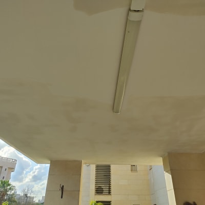 תקרה צבועה עם סימני תיקון וצביעה