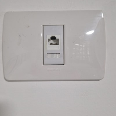 שקע רשת על קיר לבן
