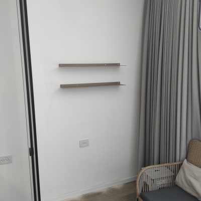 שתי מדפים מותקנים על קיר לבן