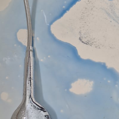 ראש מקלחת עם מים דולפים בכיור