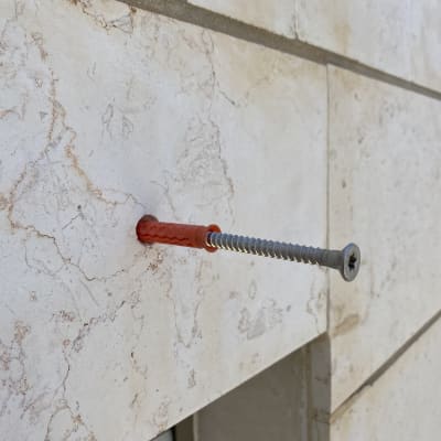 בורג עם דיבל בקיר אבן