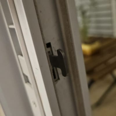 מנגנון נעילה מאלומיניום בחלון הזזה