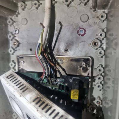 חיווט חשמלי ותיבת בקרה של מערכת מיזוג אוויר