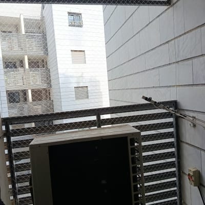 רשת למניעת כניסת יונים במרפסת בניין