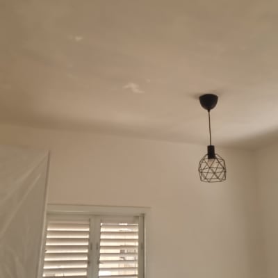 תקרה צבועה עם מנורה וסולם בחדר