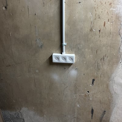 שקע חשמל על קיר עם צינור חיווט