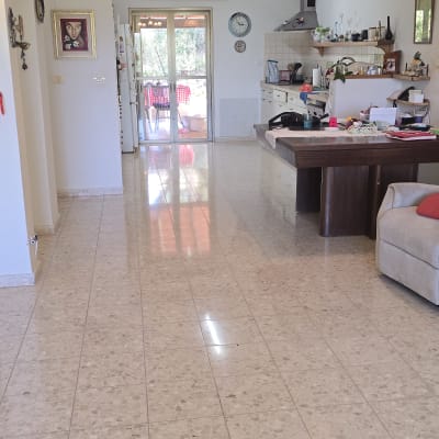סלון ביתי עם רצפה נקייה ורהיטים