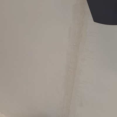 מנורה על קיר עם סימני תיקון