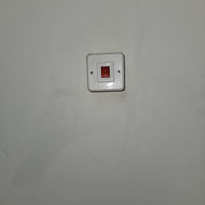 מתג חשמלי על קיר להפעלת דוד שמש