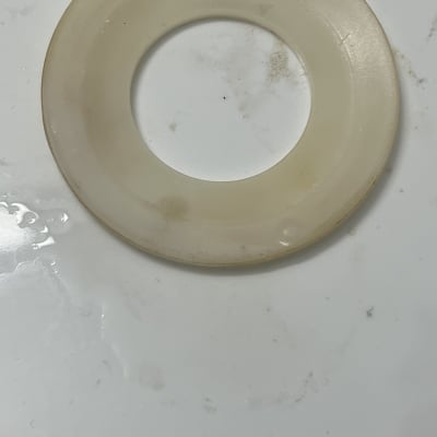 טבעת גומי עגולה על משטח לבן