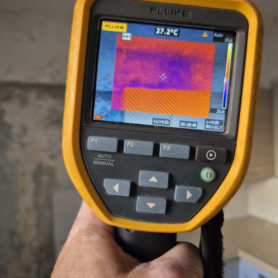 מצלמה תרמית מציגה תמונה עם טמפרטורה