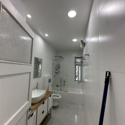 חדר אמבטיה עם קירות צבועים ולבן