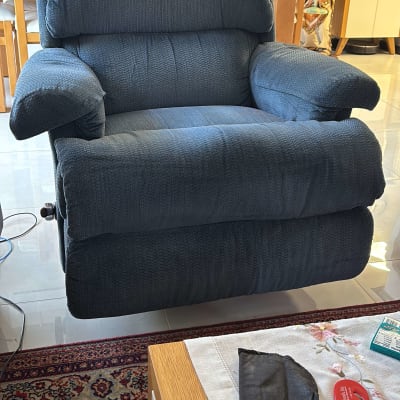 כורסה מרופדת עם חפצים על שולחן