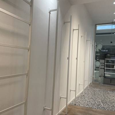 קירות לבנים עם מסגרות מתכת בחלל פנימי