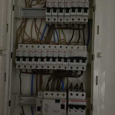 לוח חשמל עם חוטים ומפסקים חשמליים