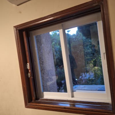 חלון אלומיניום עם מסגרת עץ