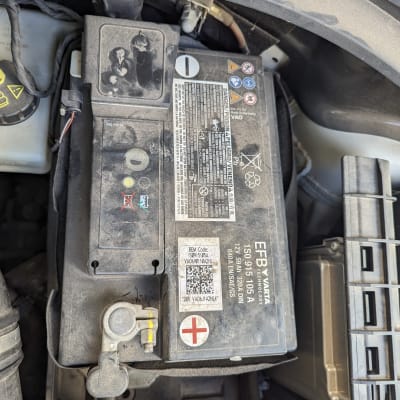 מצבר רכב עם כבלים וחיבורים חשמליים