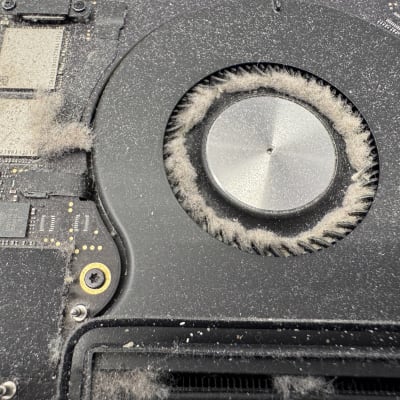 מאוורר מחשב עם אבק על רכיבים אלקטרוניים