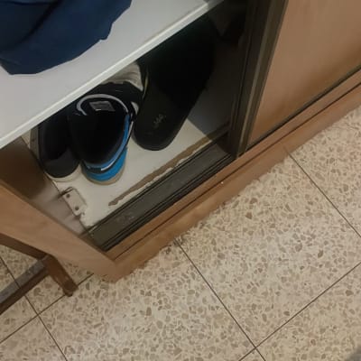 נעליים וקרש עץ בארון פתוח