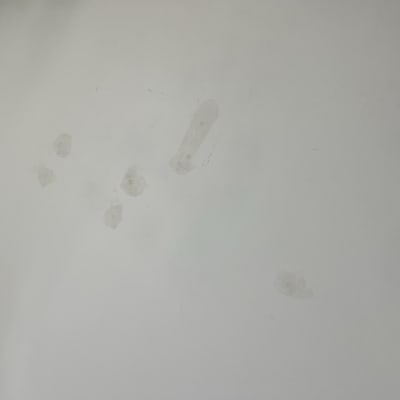 קיר עם כתמי צבע ותיקונים