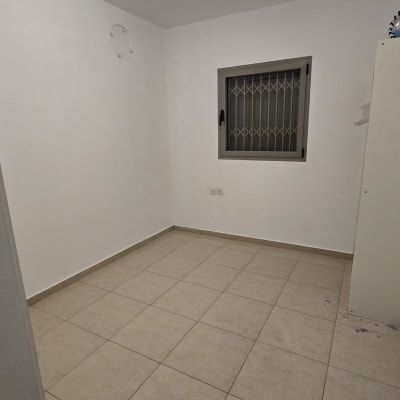 חדר ריק עם קירות צבועים ורצפת אריחים