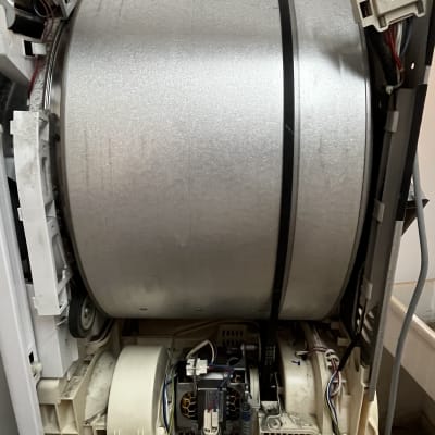 תוף מכונת כביסה עם חוטים ומנוע חשמלי