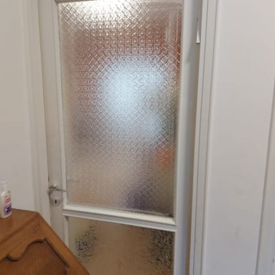 דלת עם זכוכית מחוספסת ודוגמת יהלומים