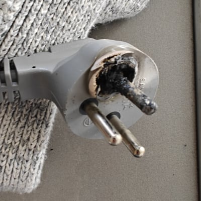 תקע שרוף עם נזק חום על פין חשמלי