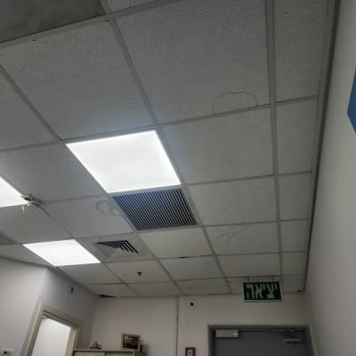 תקרת גבס עם כתמי רטיבות ופתחי אוורור