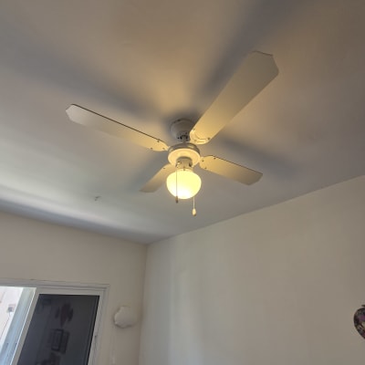 מאוורר תקרה עם תאורה בחדר פנימי