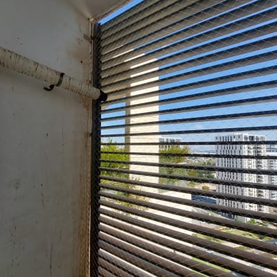 רשת מתכת על חלון למניעת כניסת יונים