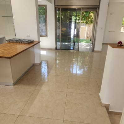 רצפת גרניט פורצלן נקייה ומבריקה בדירה ריקה לאחר ניקיון וקרצוף