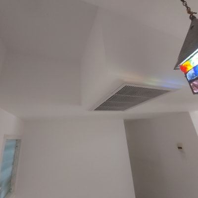 תקרת גבס עם פתח אוורור ומנורה צבעונית