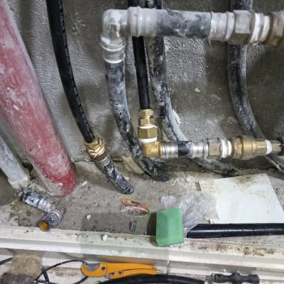 צינורות וכלי עבודה להתקנת אינסטלציה