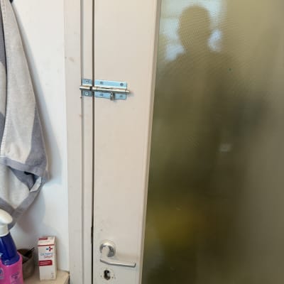 דלת עם מנעול ובריח, מוצרי ניקוי ליד