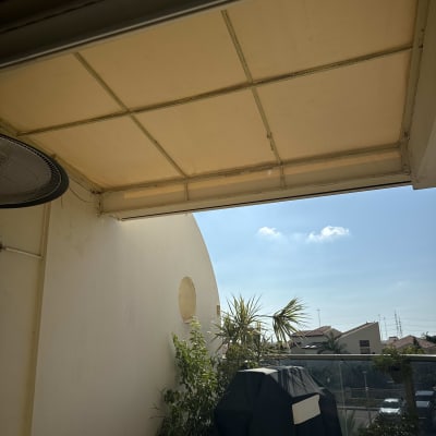 סוכך בד צהוב עם מסגרת מתכתית