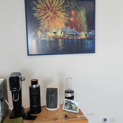 כלי עבודה על שולחן עץ, מברג ומגבת ירוקה