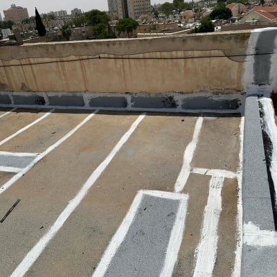 איטום גג עם חומרי איטום לבנים ואפורים