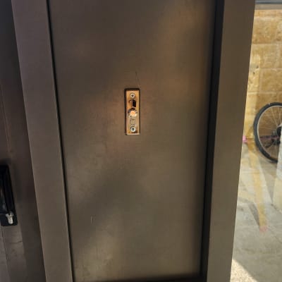 תיבת אינטרקום עם לחצן