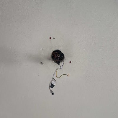 חוטי חשמל יוצאים מתקרה לבנה