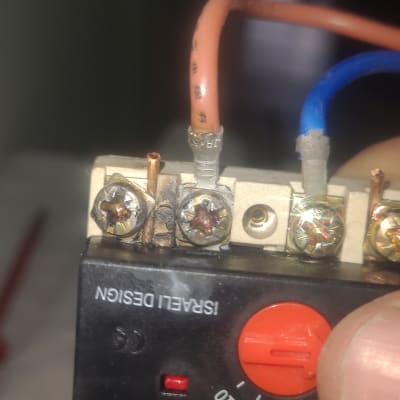 חיבורים חשמליים עם חוטים וברגים על תרמוסטט