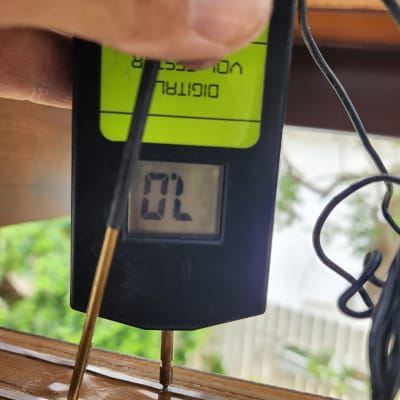 מד לחות דיגיטלי על עץ רטוב