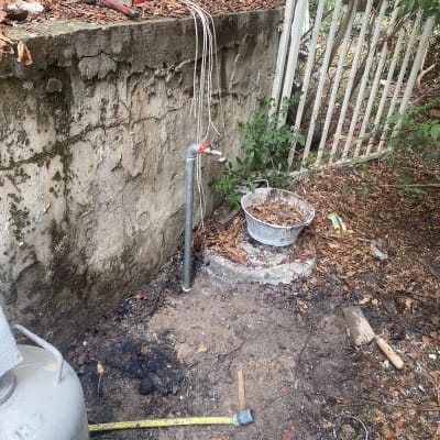 ברז מים עם צינור, כלי עבודה על הקרקע