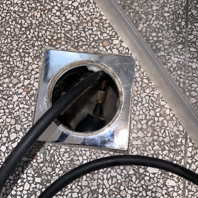 חיבור צינור במשטח מרוצף