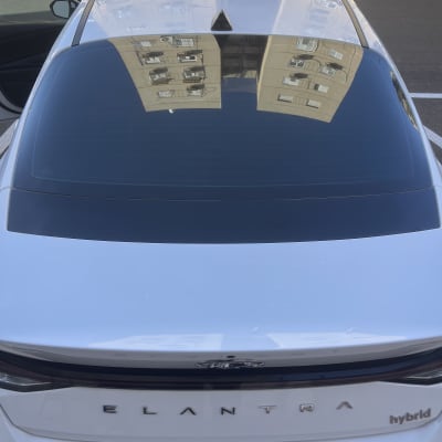 שמשת רכב אחורית עם השתקפות בניין